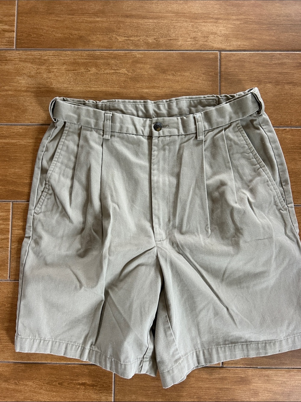 Classic Pleated Men’s Shorts in Light Olive